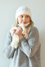 Load image into Gallery viewer, Knitted set of hat and scarf
